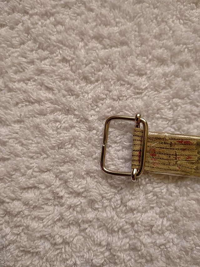 ANTIGUA CINTA MÉTRICA DE TELA, CUERO Y BRONCE.