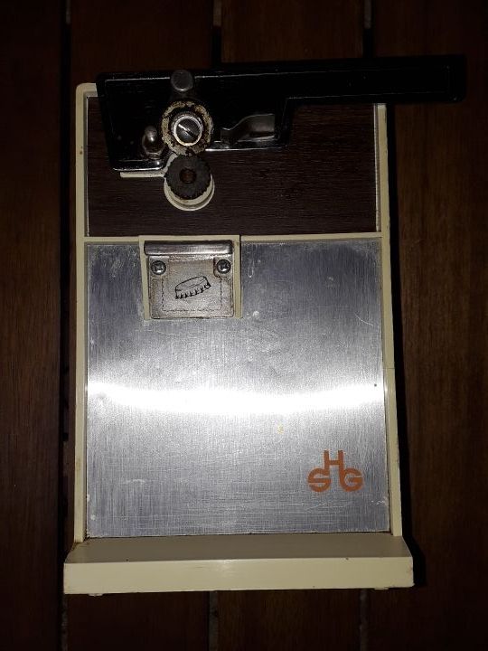 Abrelatas eléctrico y abrebotellas