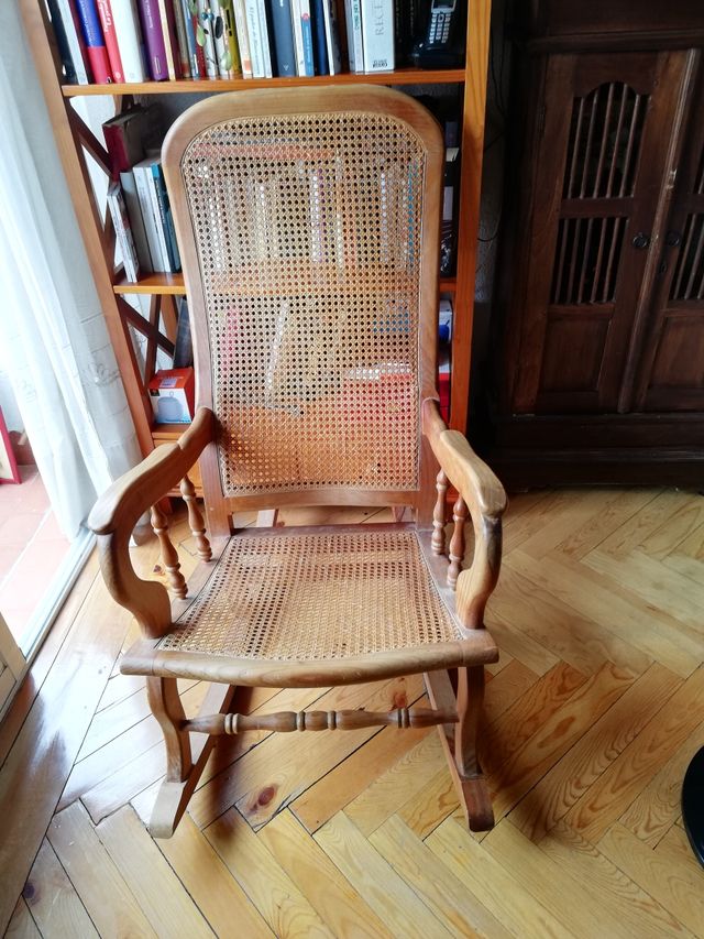 Mecedora madera y rejilla de segunda mano por 40 € en Madrid en WALLAPOP