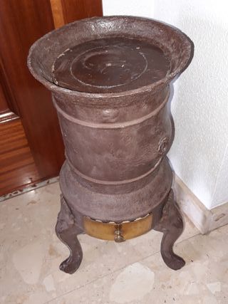 Estufa de carbon. Hierro forjado. Muy antigua de segunda mano por 100