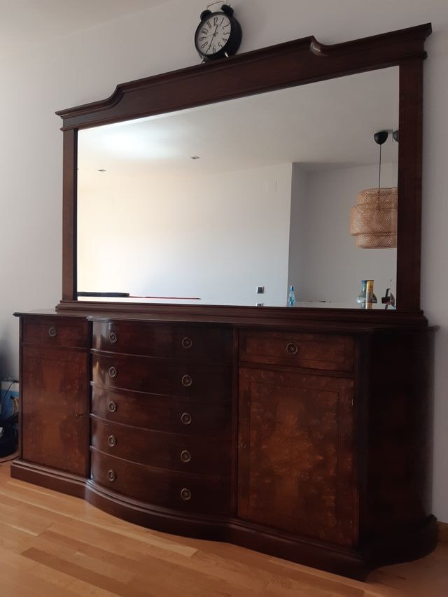 Mueble clásico y espejo comedor de segunda mano por 500 € en Barcelona