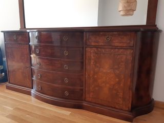 Mueble clásico y espejo comedor de segunda mano por 500 € en Barcelona