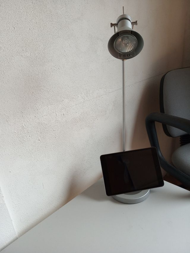 Lampara foco de mesa