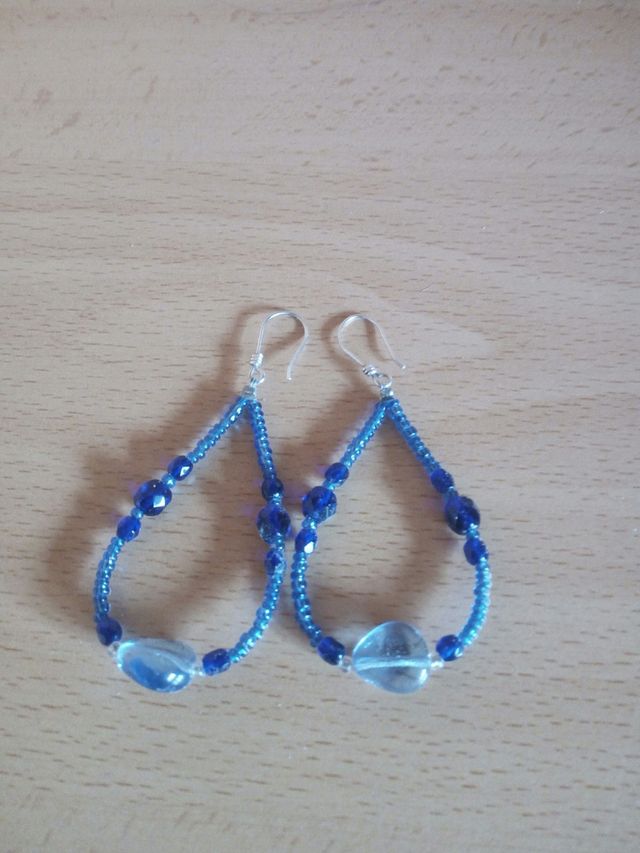 Pendientes largos de plata y abalorios