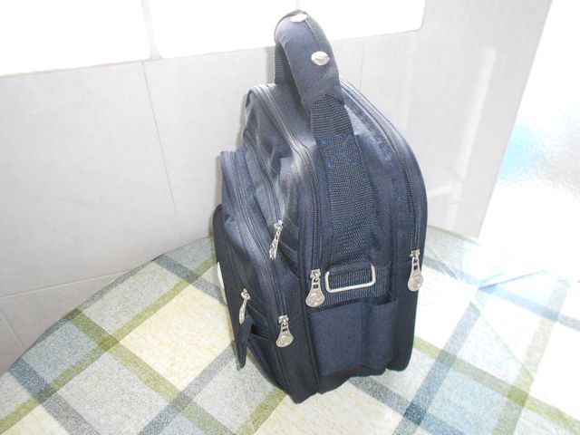 BOLSO CABALLERO COLOR NEGRO TÉXTIL.