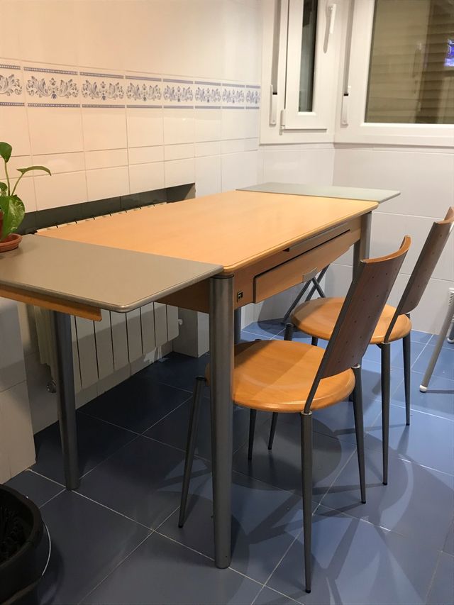 Juego mesa de cocina y dos sillas a juego de segunda mano por 83 € en