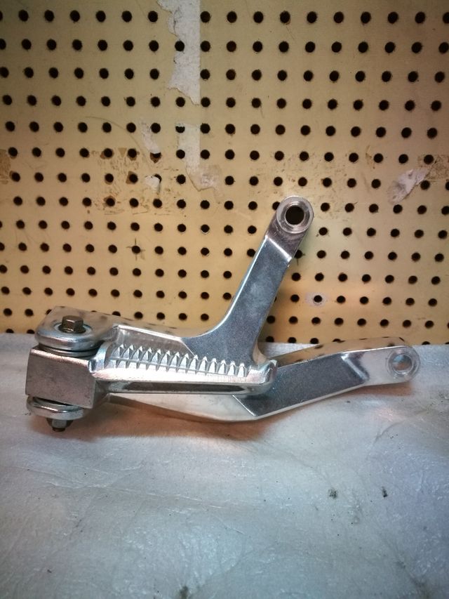 Soporte y estribera trasera izqu. YAMAHA Thunderca