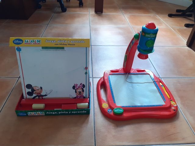 Pizarra Mickey reversible y proyector Barrio sésam