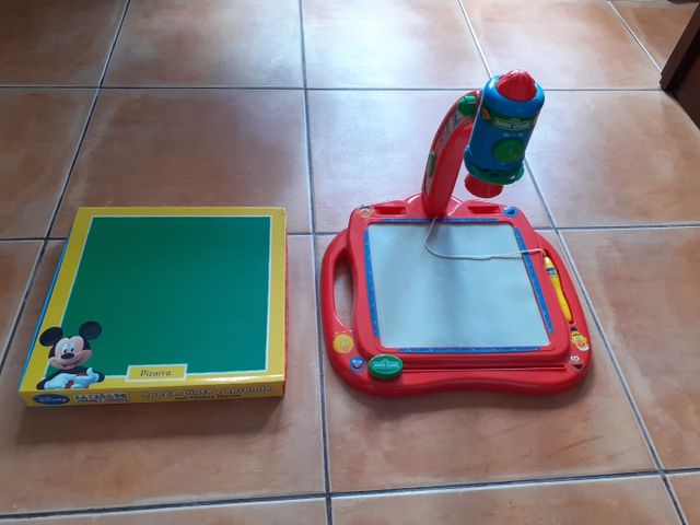 Pizarra Mickey reversible y proyector Barrio sésam