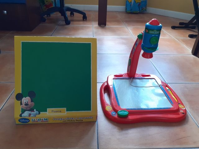 Pizarra Mickey reversible y proyector Barrio sésam