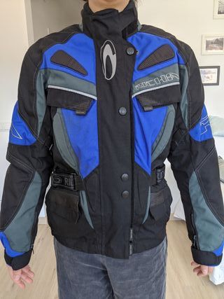 Chaqueta moto mujer de segunda mano por 40 EUR en Barcelona en WALLAPOP