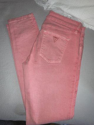 Pantalones vaqueros rosa palo guess de segunda mano por 25 EUR en Valencia  en WALLAPOP