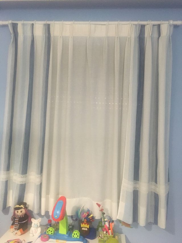 Cortinas con barra de madera blanca de segunda mano por 30 EUR en