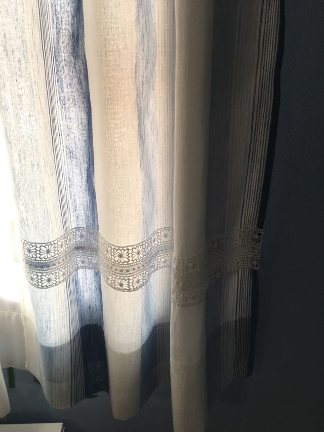 Cortinas con barra de madera blanca de segunda mano por 30 EUR en