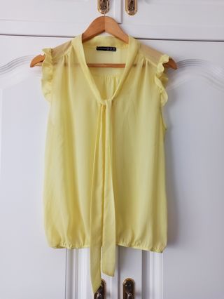 Blusa con volantes en manga de segunda mano en Lorca en WALLAPOP Blusa con volantes de segunda mano en WALLAPOP