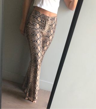 Pantalón Flare serpiente Zara con etiqueta de segunda mano por 25 EUR en  Benalmádena en WALLAPOP