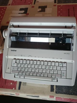 Maquina escribir brother AX-310 de segunda mano por 10 EUR en Saians en  WALLAPOP