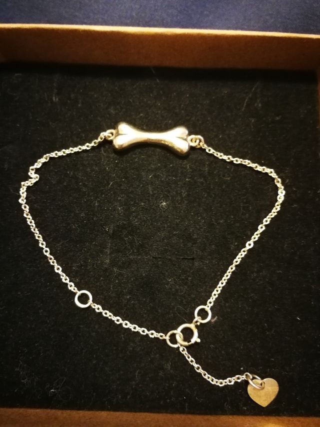 Pulsera plata con hueso.