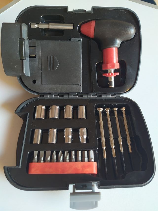 Pacchetto custodia per torcia elettrica e set di strumenti.