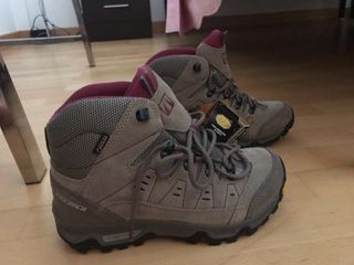 Botas montaña TECNICA mujer TOTALMENTE NUEVAS de segunda mano por 90 EUR en  Logroño en WALLAPOP