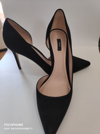 Tacones negros de Mango de segunda mano por 10 EUR en Santa Pola en WALLAPOP