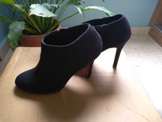 Botines tobilleros negros de segunda mano por 15 EUR en Teruel en WALLAPOP