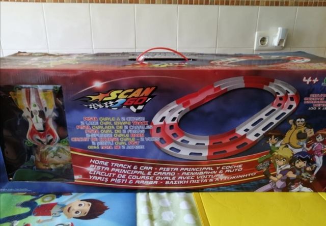 circuito con Coche.nuevo sin ningún uso