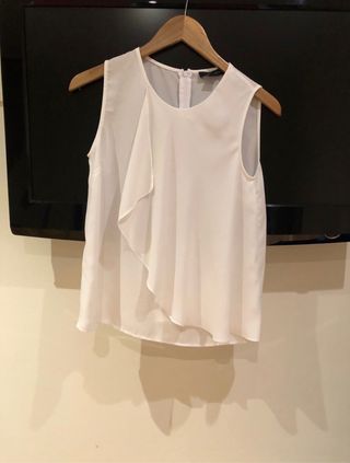 Blusa con volantes de segunda mano en Mieres del Camino en Blusa con volantes de segunda mano en WALLAPOP