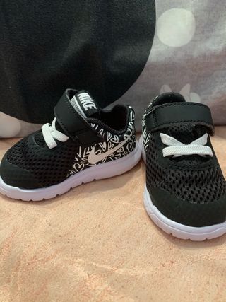 Zapatillas nike de bebé talla 18,5 de segunda mano por 15 EUR en Parla en  WALLAPOP