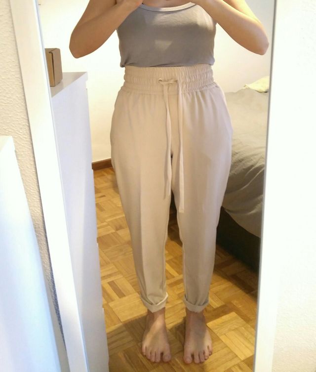 Pantalones beige fluidos de MANGO talla xs