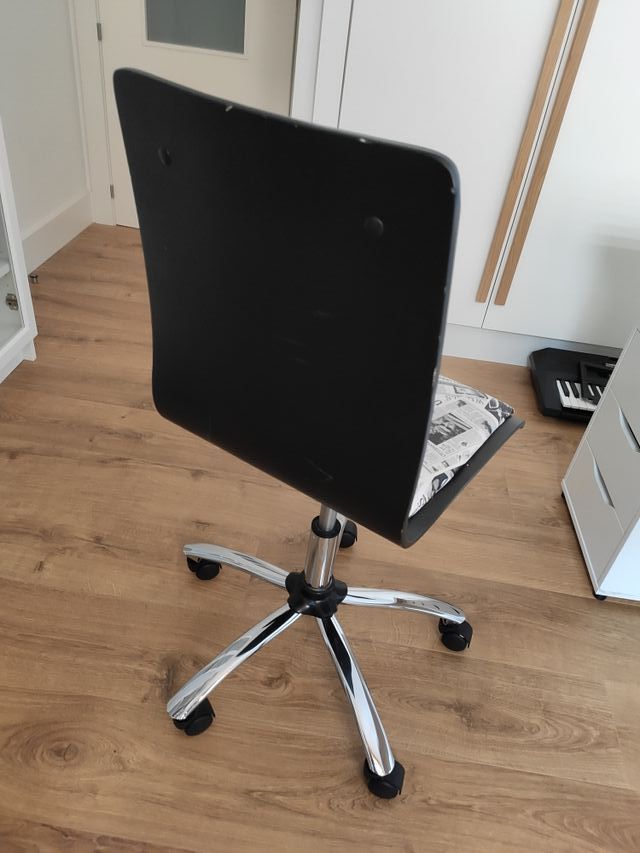 Silla de escritorio juvenil de segunda mano por 40 € en Alba de Tormes