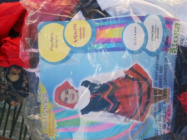 Se venden varios trajes de disfraces.