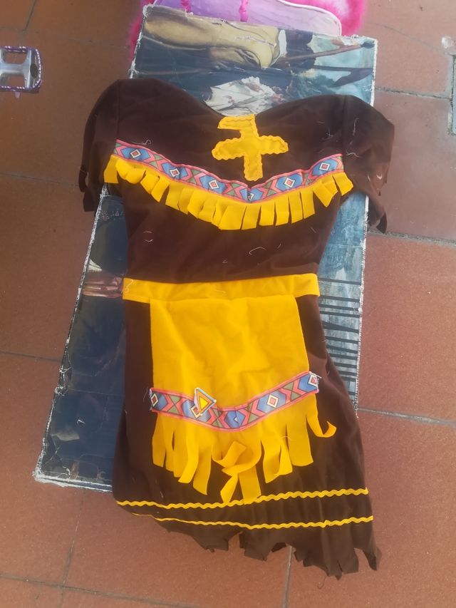 Se venden varios trajes de disfraces.