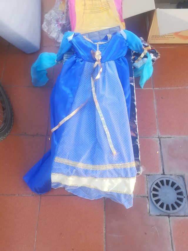 Se venden varios trajes de disfraces.
