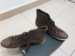 Converse piel marron de segunda mano por 25 EUR en Toledo en WALLAPOP