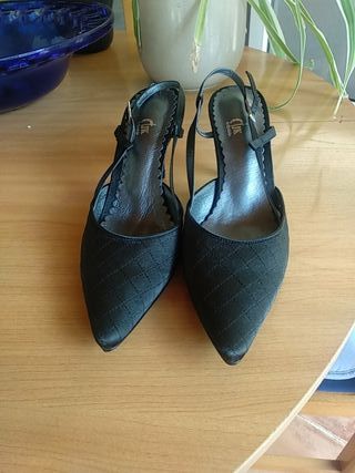 Zapatos de tacón abiertos atrás de segunda mano por 4 EUR en Palencia en  WALLAPOP