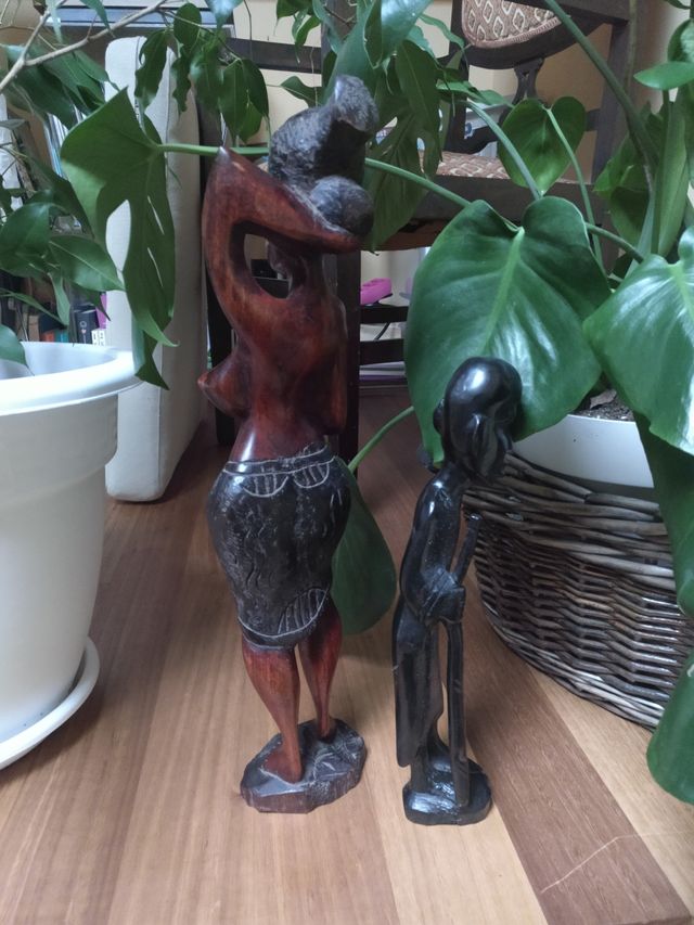 Estatuas de madera de caoba