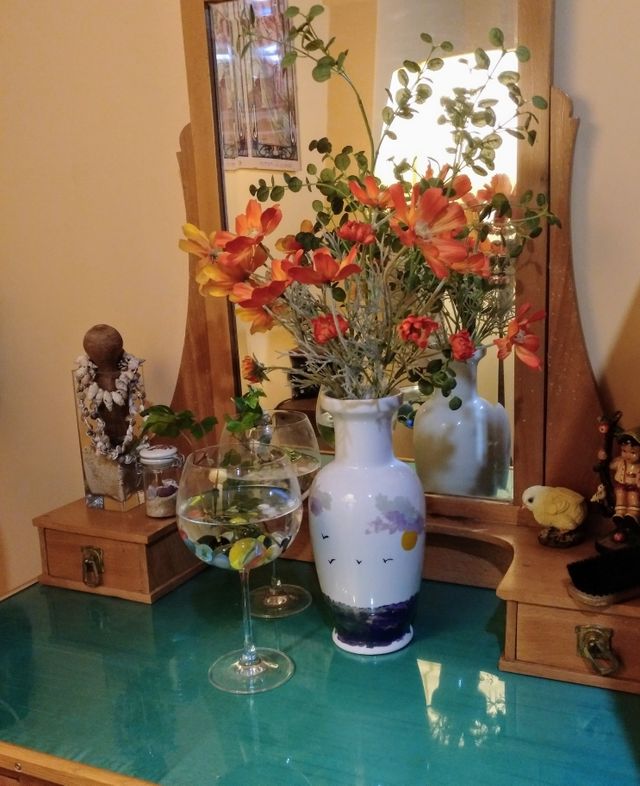 Jarrón blanco antiguo de porcelana pintado a mano