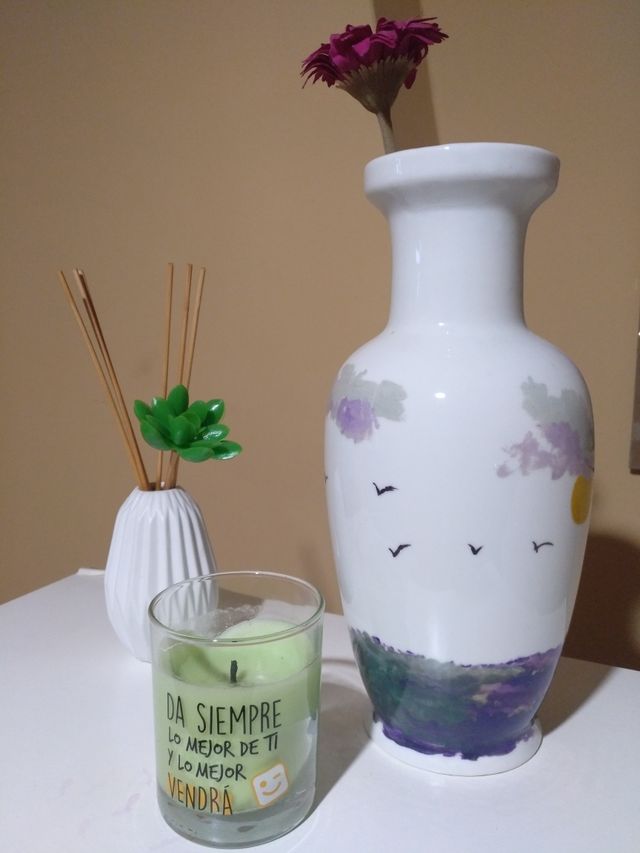 Jarrón blanco antiguo de porcelana pintado a mano