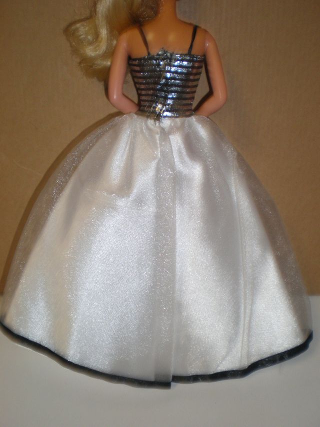 ELEGANTE VESTIDO ORIGINAL DE BARBIE MUY NUEVO