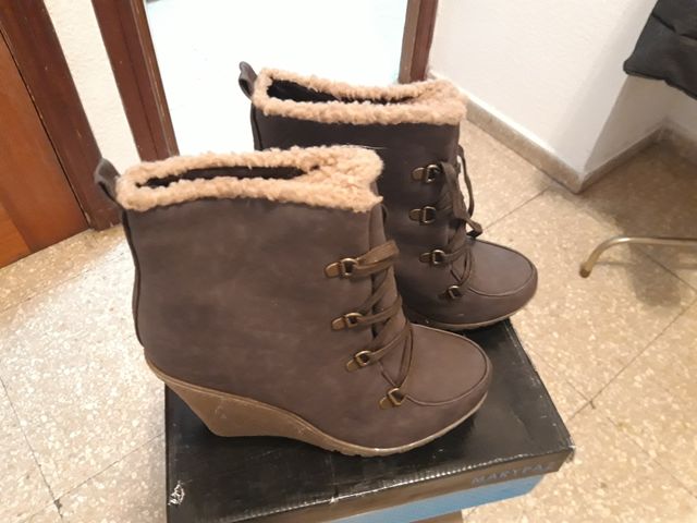 Botín con cuña marrón chocolate