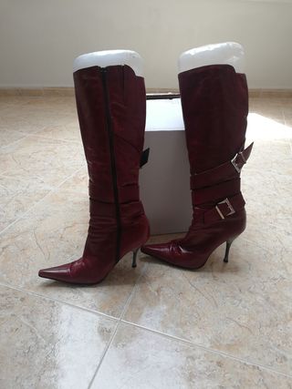 Botas altas granate de piel de segunda mano por 13 EUR en Illescas en  WALLAPOP