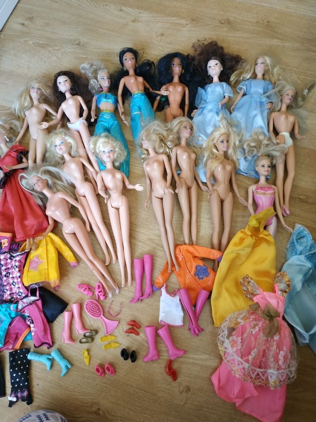 16 Barbies