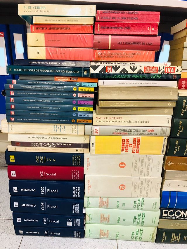 Lote libros derecho y economía