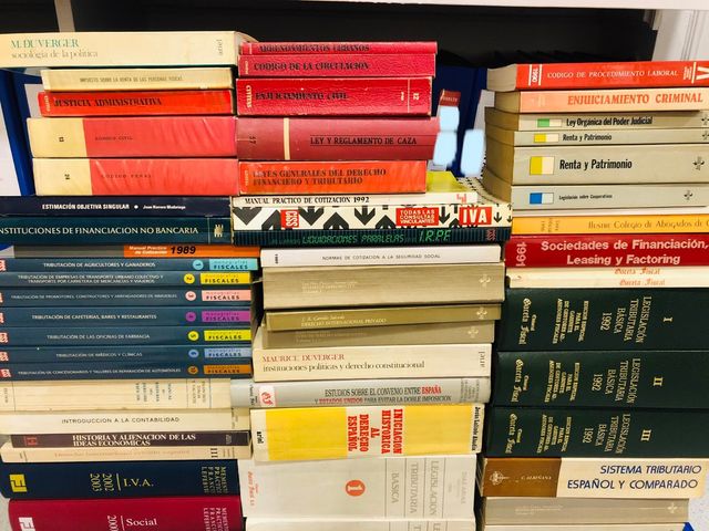 Lote libros derecho y economía