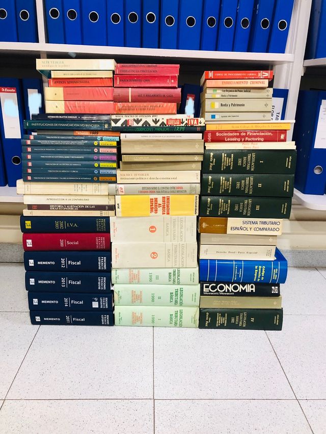Lote libros derecho y economía