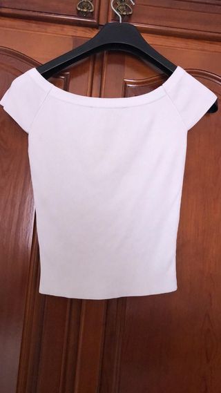 Top blanco Zara de segunda mano por 6 € en Málaga en WALLAPOP Top blanco Zara de segunda mano en la provincia de Málaga en