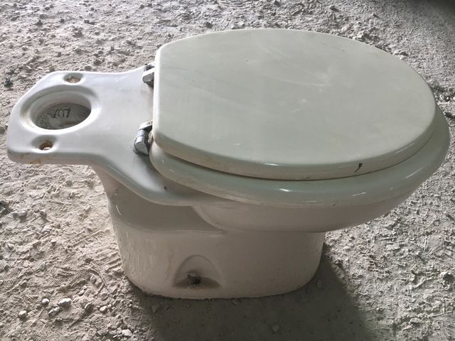 Inodoro y bate los dos