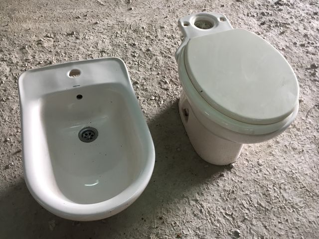 Inodoro y bate los dos