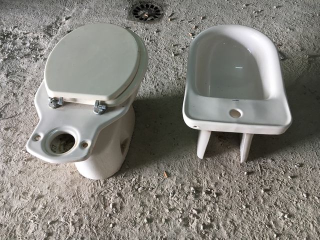 Inodoro y bate los dos